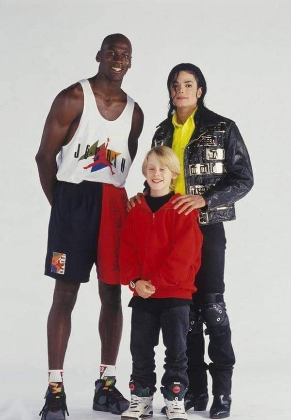 RT @FTDaHistoricas: Michael Jordan, Michael Jackson e Macaulay Culkin 1991. https://t.co/1vAry1cZtw
