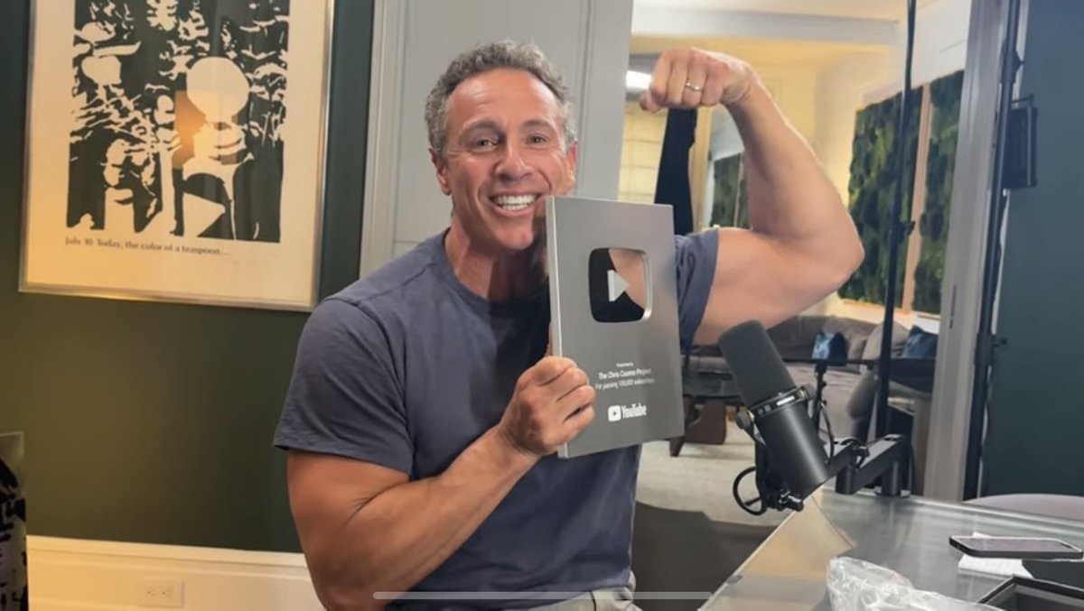 CuomosCurls's tweet photo. Tune in to @NewsNation NOW! This guy! @ChrisCuomo… he’s got a fantastic podcast (and a new plaque to show for it!)… anddddd he is on TV!
#FreeAgentFriday #CUOMO https://t.co/4Seug0OZcd