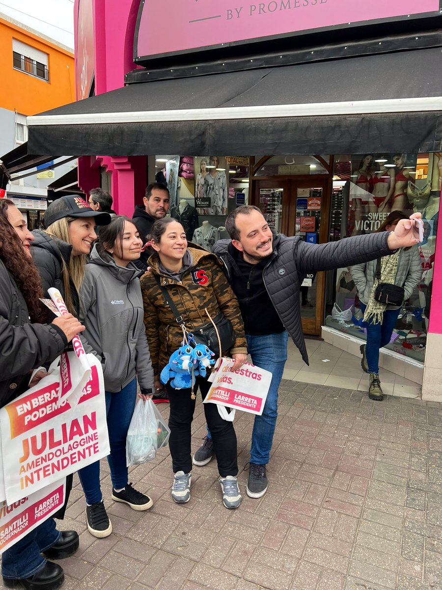 slospennato's tweet photo. Hoy estuvimos con @jamendolaggine charlando con los vecinos sobre el cambio que quieren ver en Berazategui y todas las propuestas que tiene @horaciorlarreta para hacerlo posible.
#FaltaMenos #PodemosMas https://t.co/HDLBBpO4LJ