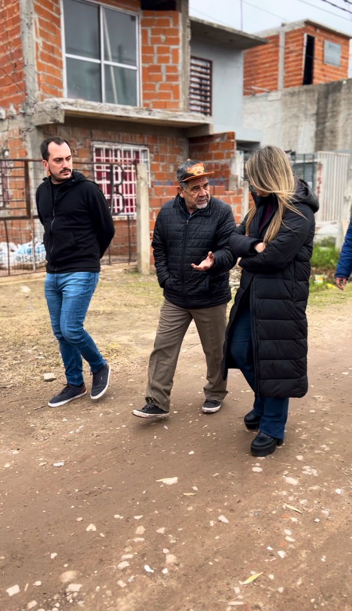 slospennato's tweet photo. Hoy estuvimos con @jamendolaggine charlando con los vecinos sobre el cambio que quieren ver en Berazategui y todas las propuestas que tiene @horaciorlarreta para hacerlo posible.
#FaltaMenos #PodemosMas https://t.co/HDLBBpO4LJ