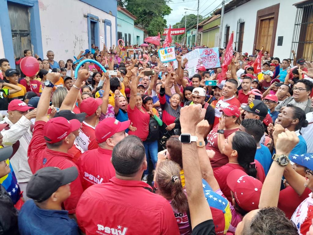 NicolasMaduro's tweet photo. ¡Extraordinario el Pueblo de Tinaco! Llenaron las calles demostrando una vez más que la Patria, ¡Se respeta! Vamos juntos y juntas con amor a seguir transformando a Venezuela en un país de prosperidad, bienestar y Paz. https://t.co/EZCPPGPP7h