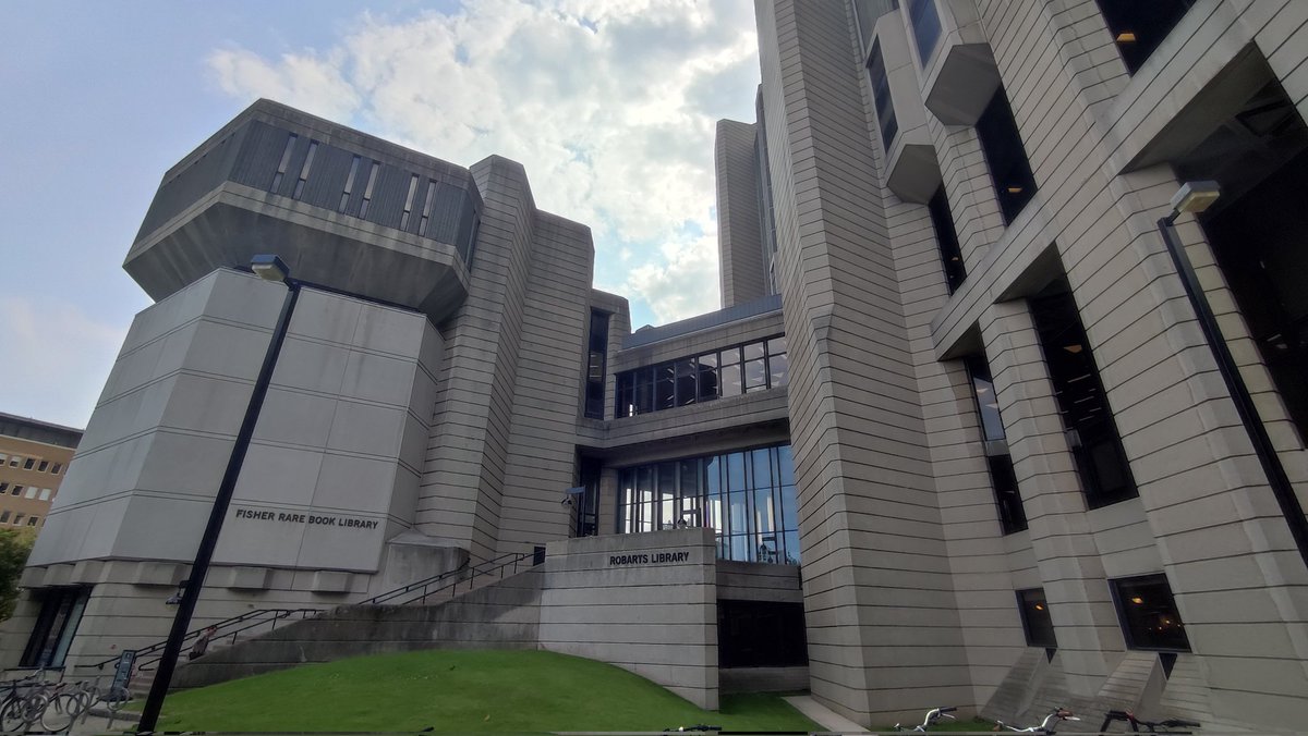 BiblChris's tweet photo. Heute #library #sightseeing in der #FisherRareBookLibrary beeindruckend innen, außen eher gruselig. In die daneben liegende #RobartsLibrary durfte ich nicht rein, nur für Studenten https://t.co/wUOH9NJJdE