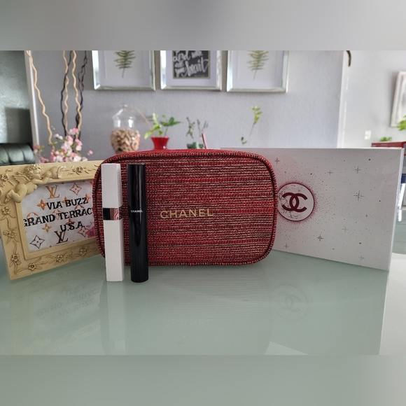 LHdesign5's tweet photo. So good I had to share! Check out all the items I'm loving on @Poshmarkapp from @Sakysister #poshmark #fashion #style #shopmycloset #chanel #dior: https://t.co/1qs2BmRiDV https://t.co/ezkiTiA6rr