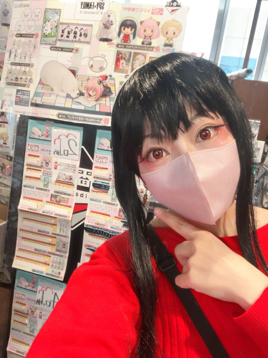 TSUTAYA93345494's tweet photo. 【コスプレ社員企画】
🔫7/15(土)限定
○このツイートをイイね＆RT(画面提示)
○お好きな缶バッジくじ1回無料
or
○ 本日発売
「一番くじ SPY×FAMILY ｰYou made my dayｰ」 
なんと1回無料‼️

どちらか1人ひとつまで🎁

有人カウンターでお声掛け下さい
※TSUTAYA調布駅南口店のみの企画です
#TSUTAYA #調布