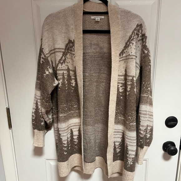 martysnead's tweet photo. So good I had to share! Check out all the items I'm loving on @Poshmarkapp from @Hbonk_mtm @feelgoodbuys62 #poshmark #fashion #style #shopmycloset #americaneagleoutfitters #ronninicole #athrbeauty: https://t.co/pI6qYZUJHe https://t.co/6zgjYREwr0