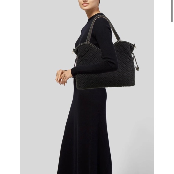 corvo2178's tweet photo. So good I had to share! Check out all the items I'm loving on @Poshmarkapp #poshmark #fashion #style #shopmycloset #toryburch #boutique: https://t.co/R36esnmh8W https://t.co/LInsumP2qm
