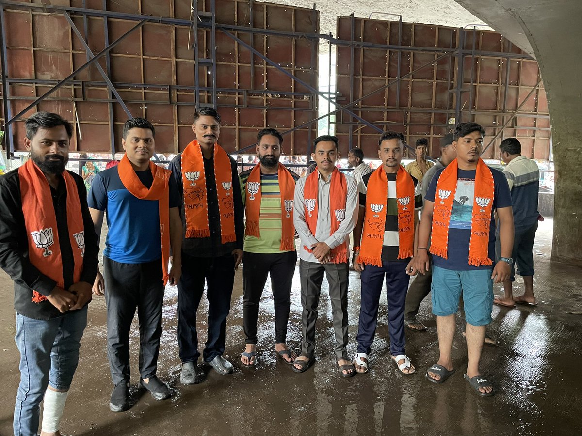 rahul_agrawal6's tweet photo. ગુજરાત ના મુખ્યમંત્રી ભૂપેન્દ્રભાઈ પટેલ ના જન્મદિવસ ના શુભઅવસરે ભટાર ચાર રસ્તા પર વાર્ડ ૨૨ યુવા મોરચા ની ટીમ સાથે ભૂક્યા ને ભોજન વિતરણ કરવામાં આયવુ@Bhupendrapbjp @DrPrashantkorat @NareshDesai_ @IshantSoni17 @TopiwalaBhavin @BhavikaGhoghari @BJYM4Gujarat @CRPaatil @sanghaviharsh https://t.co/HrGxgqVSUp