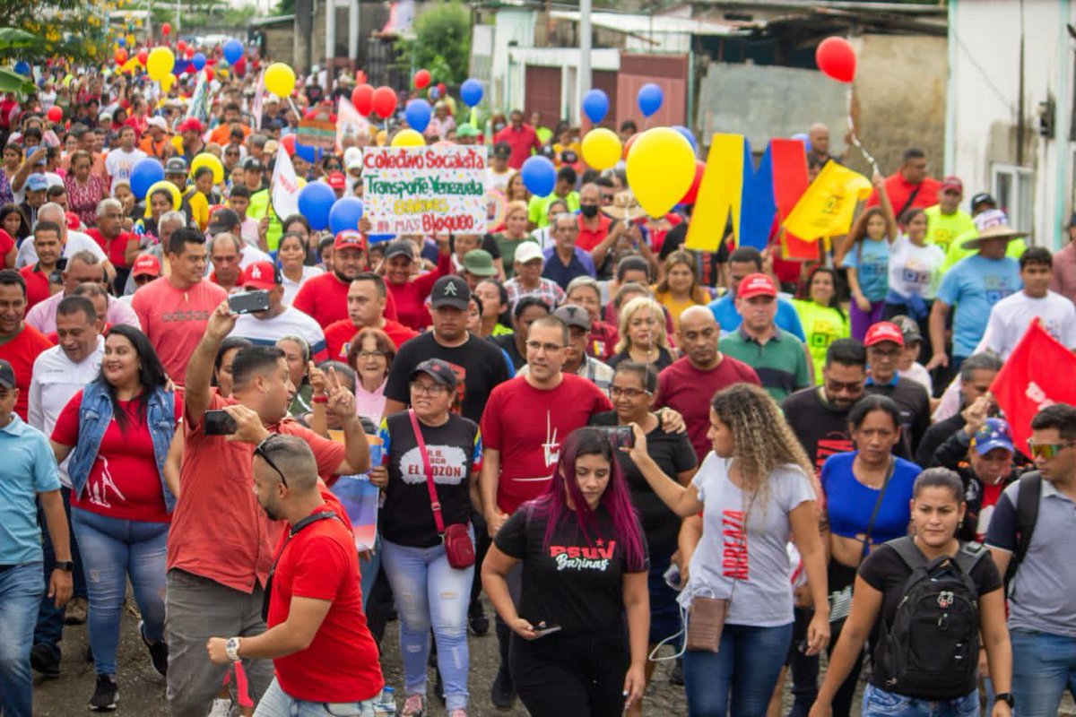 NicolasMaduro's tweet image. ¡La Parroquia Rebeldía Bolivariana en el estado Barinas se llenó de amor y lucha! Vaya mi abrazo a esta tierra luchadora, bolivariana y chavista. Sigamos construyendo en unión la Patria bonita, próspera y alegre. ¡Vamos pa' lante!