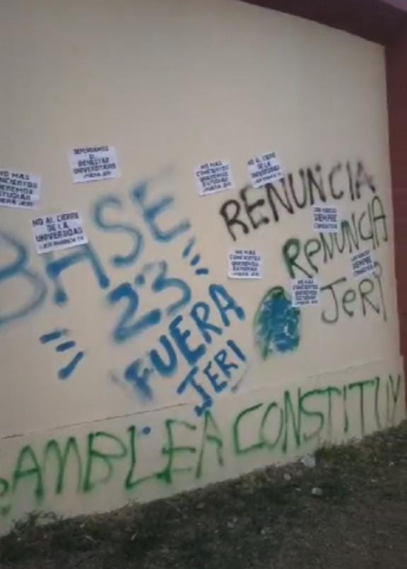 MariaEMurga's tweet photo. @PTV_Noticias @MavilaHuertasC Utilizan la suspensión como excusa.. En la universidad están dejando frases con alusión a la toma de Lima, hay alumnos que apoyan, diciendo que los demás también lo hacemos, cuando no es así. https://t.co/RUsya6E3O6