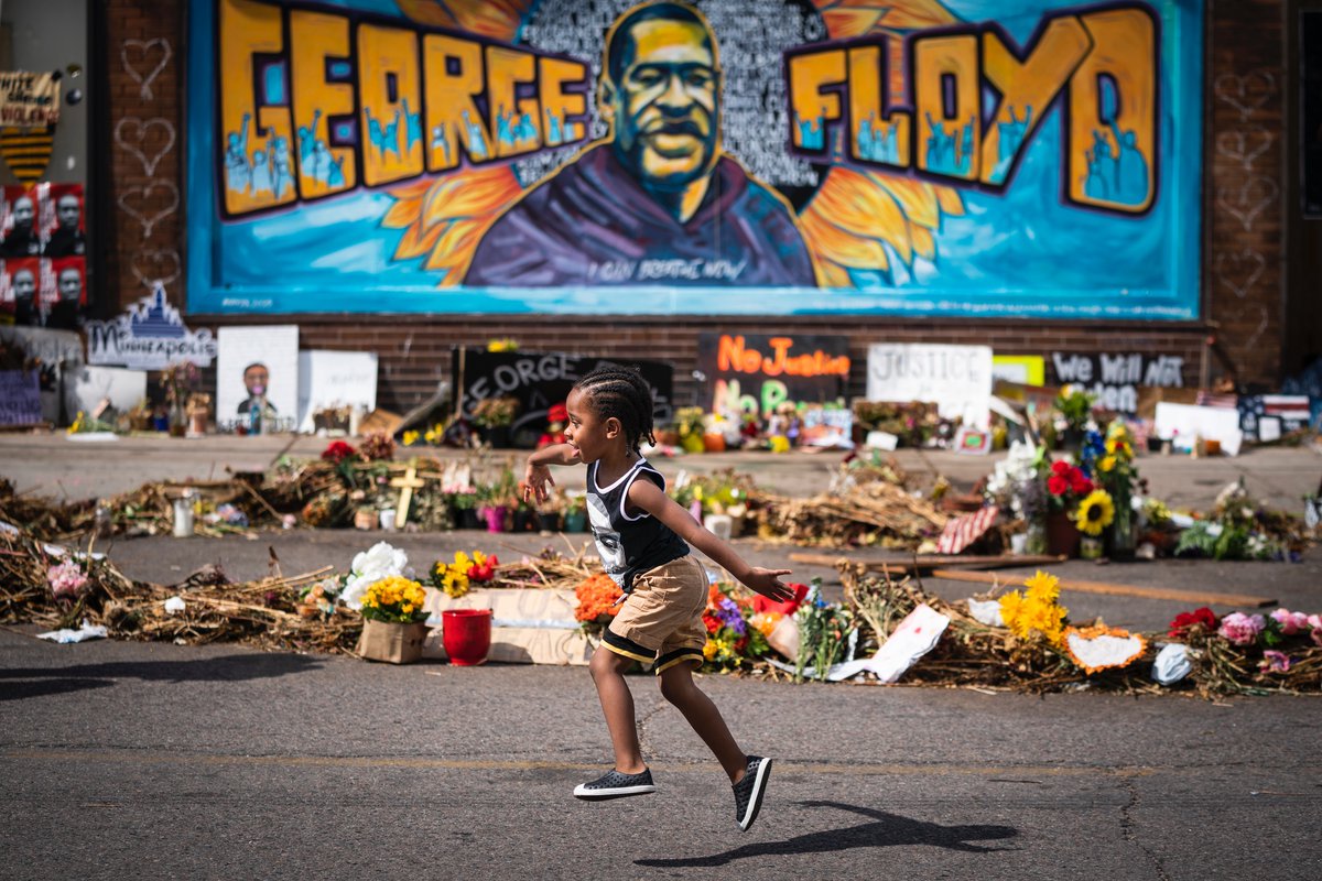 ktmartin82's tweet photo. Carter Sims, 3, of Pine Island, ran past a mural at the George Floyd memorial outside Cup Foods in June, 2020. Photo by @LeilaNavidi https://t.co/ZHvql19Yfh
