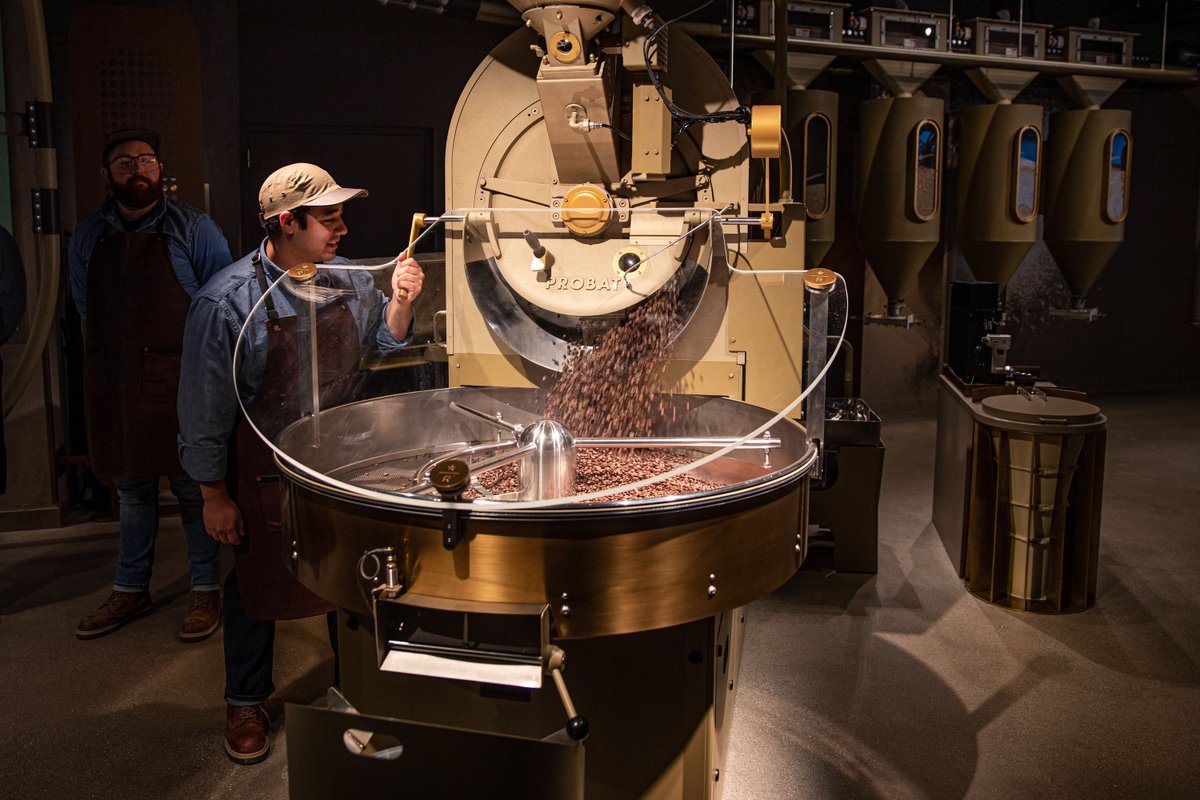 Workers at Starbucks’ Michigan Avenue roastery file for union vote chicago.suntimes.com/business/2023/…