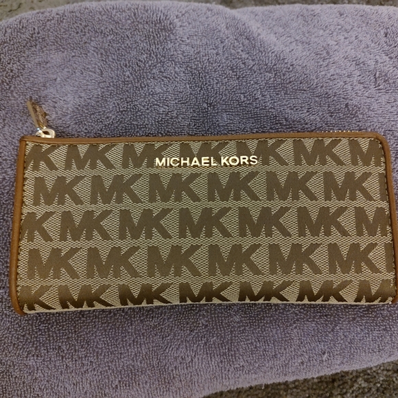 So good I had to share! Check out all the items I'm loving on <a href="/Poshmarkapp/">Poshmark</a> from <a href="/OIF2003OEF/">Alba Delgado</a> #poshmark #fashion #style #shopmycloset #jjshouse #forever21 #michaelkors: posh.mk/sLXy04jnrBb