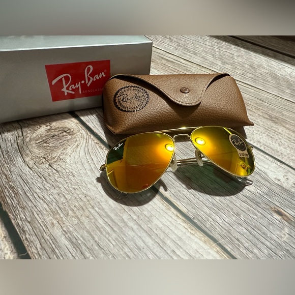 ale20106's tweet photo. So good I had to share! Check out all the items I'm loving on @Poshmarkapp from @Jamie90330365 #poshmark #fashion #style #shopmycloset #harlowegraham #rayban: https://t.co/BgQgNzzCWm https://t.co/aZcU9X6rKr
