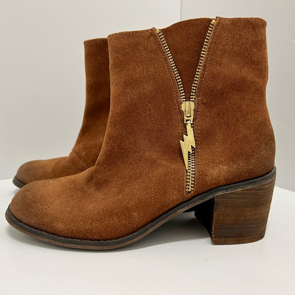 So good I had to share! Check out all the items I'm loving on <a href="/Poshmarkapp/">Poshmark</a> from <a href="/lisaslayter/">Lisa Perry</a> #poshmark #fashion #style #shopmycloset #catjack #zara #betseyjohnson: posh.mk/M8lUnulnrBb
