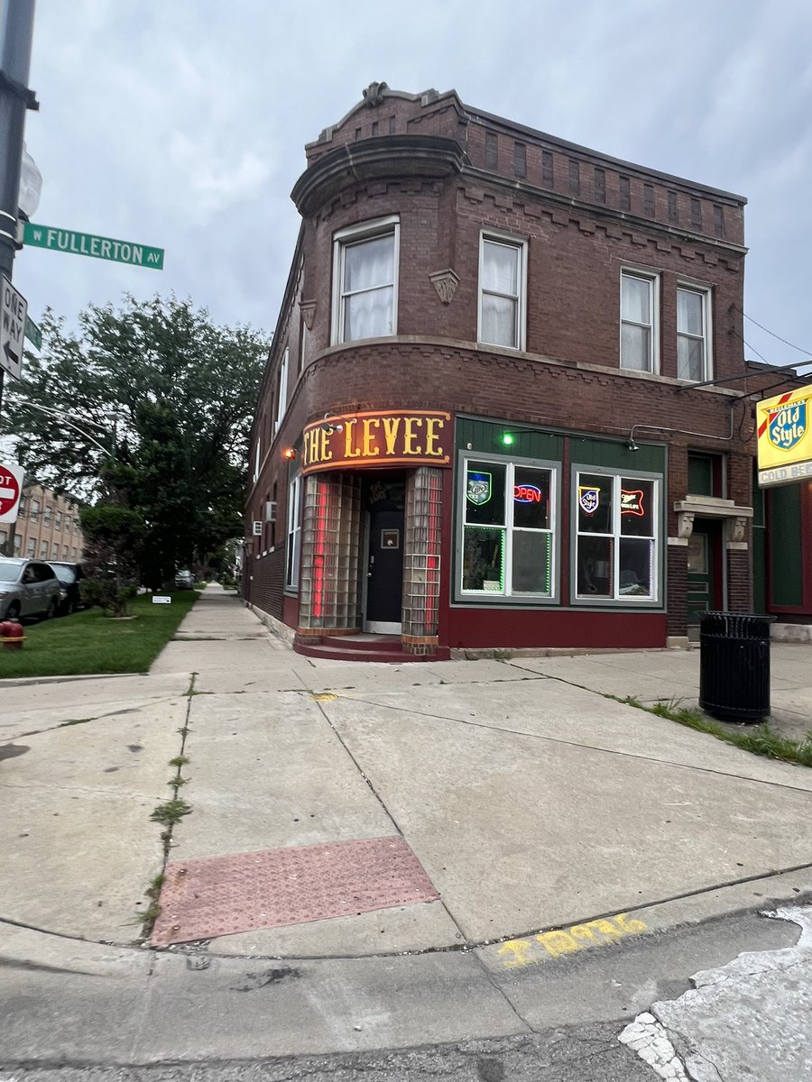 MGally31's tweet photo. @chicagobars 🫡 

Will keep the train rolling after this. Love the vibe https://t.co/VqpmX8Pkbw
