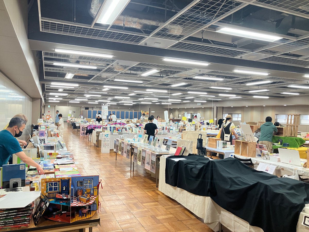 BOOKMARKETtokyo's tweet photo. BOOK MARKET2023、まもなく10時からスタートです！準備完了した会場は面白い本だらけ。暑くなりそうですので、水分補給などにもどうぞお気を付けてお越しください。みなさまのお越しをお待ちしております！！
◆台東館への道のりはこちら↓
https://t.co/dX3gl5rjqx https://t.co/FWvC3NpBH1