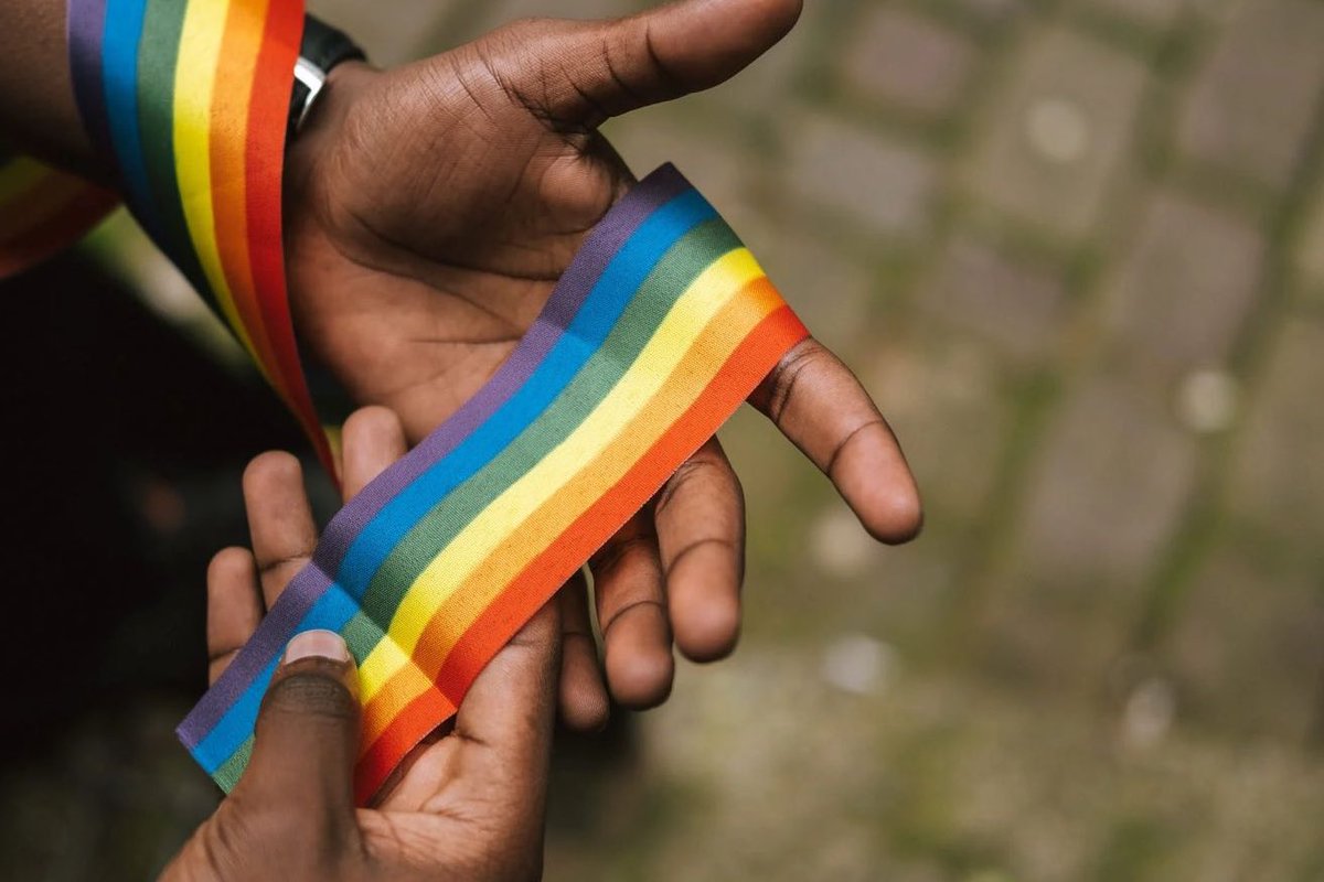 Caribeafirmativ's tweet image. 🚨🏳️‍🌈 Horas después del asesinato de Franklin Pabón, empezó a circular un panfleto que perfila a personas #LGBTIQ+ en #Sabanalarga, Atlántico. Este menciona a nueve personas sexo-género diversas que son visibles en el municipio y las asocia con actividades delictivas.

🧵Lee más.