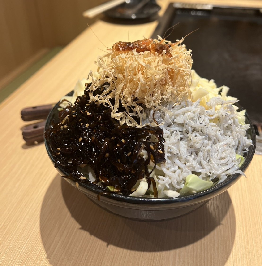 OSHIO_MAKOTO's tweet photo. 【🐸お知らせ⛩️】
江戸前エルフのスタンプラリーイベントにて、大好評いただいていた【江戸前もんじゃ】【江戸前天】ですが、今後も継続してご提供することになりました！👏👏👏イベント期間中は月島に来られなかった方も、イベントに参加された方も、是非またのご来店を心よりお待ちしております🙇‍♀️🎶 https://t.co/tmVO0ugtcn