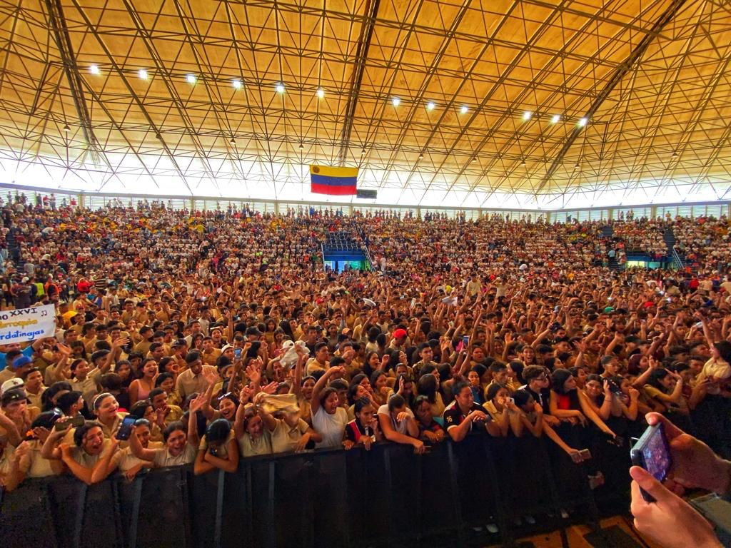 NicolasMaduro's tweet photo. Así celebró nuestra juventud en “La Ruta Live del Bachiller”, en el Domo de la Ciudad Olímpica de San Juan de los Morros. Estoy muy contento de verlos llenos de emoción ante este maravilloso concierto en tierra guariqueña. Un verdadero regalo de graduación. ¡Qué lo hayan disfrutado!