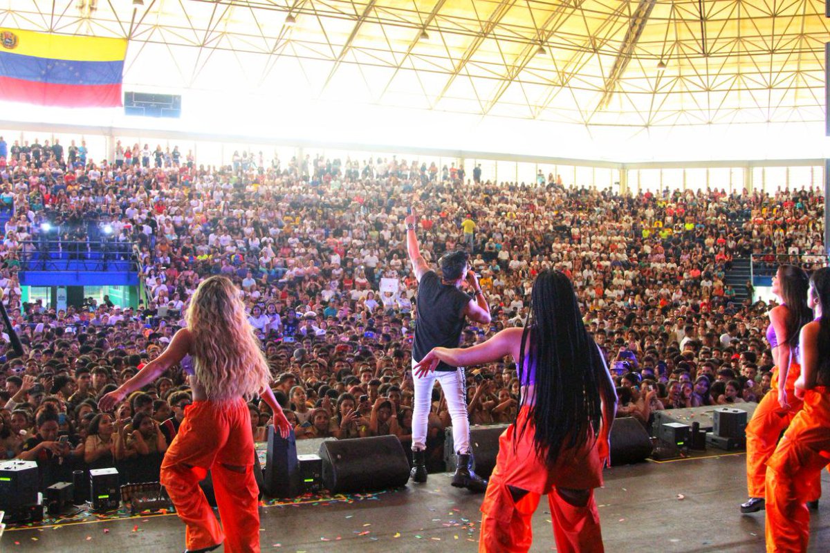 NicolasMaduro's tweet photo. Así celebró nuestra juventud en “La Ruta Live del Bachiller”, en el Domo de la Ciudad Olímpica de San Juan de los Morros. Estoy muy contento de verlos llenos de emoción ante este maravilloso concierto en tierra guariqueña. Un verdadero regalo de graduación. ¡Qué lo hayan disfrutado!