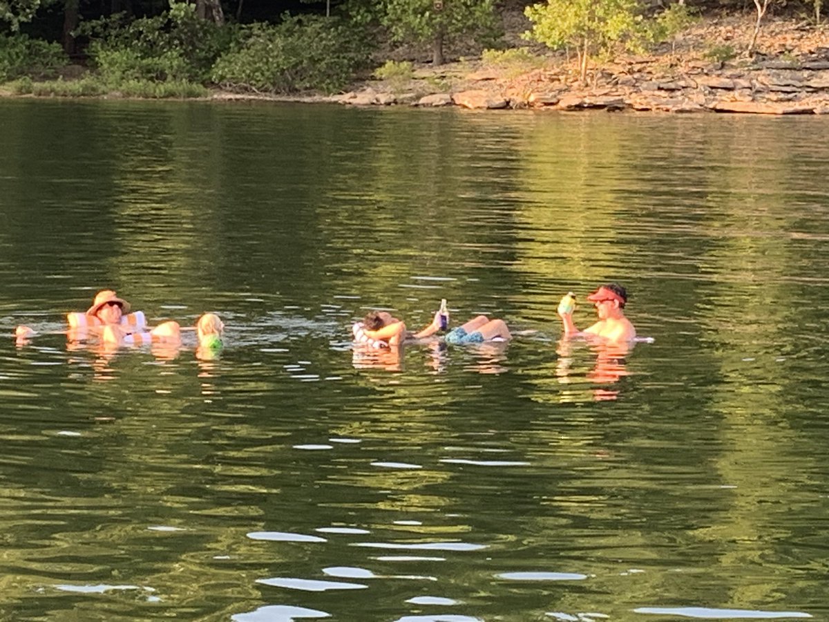 sycamoresheets's tweet photo. “Rough”, yet peaceful night on Lake Monroe. The lake life doesn’t suck. #summerisfun https://t.co/Nii8gxgy22
