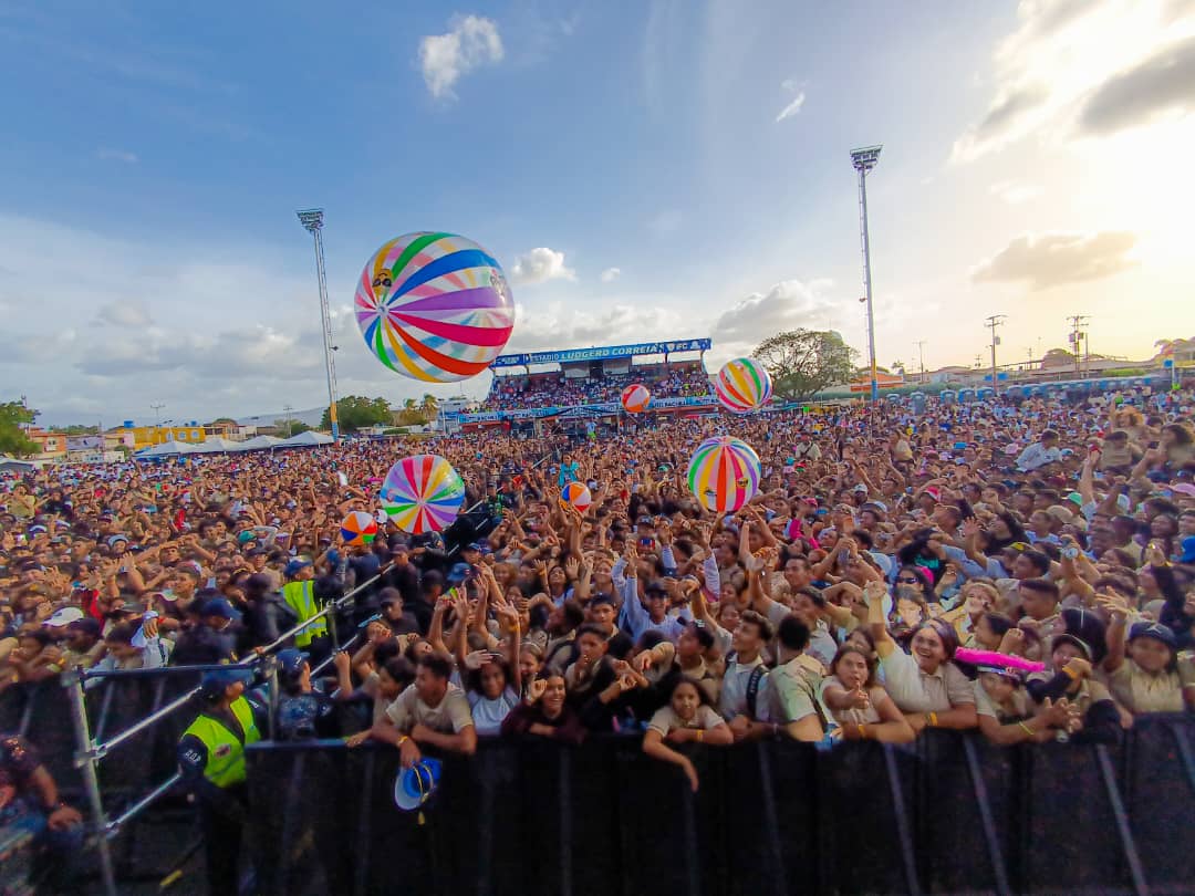 El Estado Falcón retumba con la alegría de nuestros muchachos y muchachas que disfrutan por todo lo alto de un concierto de lujo. “La Ruta Live del Bachiller”, sigue regalando música, bailes y sonrisas. ¡Ustedes se lo merecen!