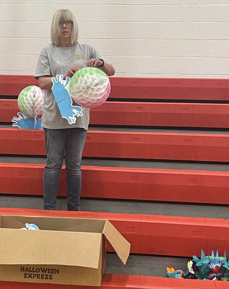 AnnaWShepherd's tweet photo. More work from this ⭐️⭐️⭐️⭐️⭐️ crew preparing for the administrators annual retreat @SchoolsFloyd next week. Thank you, Wes Turner, Rachel Crider, Josh Paige, Randy Smith, Kathy Shepherd and Stacy Simpson. #Teamwork #RoWINgTogether #GroWINgTogether #OneFloyd https://t.co/zmCkyEwSn1