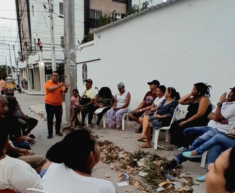 Localidad2_SMR's tweet photo. Estamos comprometidos en escuchar a los ciudadanos en los barrios y trabajar juntos para resolver sus problemas.

#AlcaldeLocalEnLaCalle 
#Localidad2 https://t.co/0AYReAqLLw