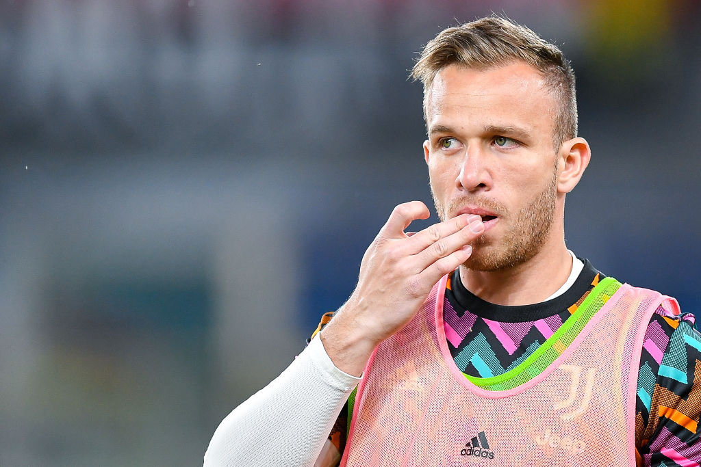 FabrizioRomano's tweet photo. Fiorentina are close to complete the signing of Arthur Melo, as revealed two days ago. Negotiations are now advancing. 🟣🇧🇷
Official bid: loan move until June 2024, buy option included and part of the salary covered by Juventus. https://t.co/LyfHLedWgV