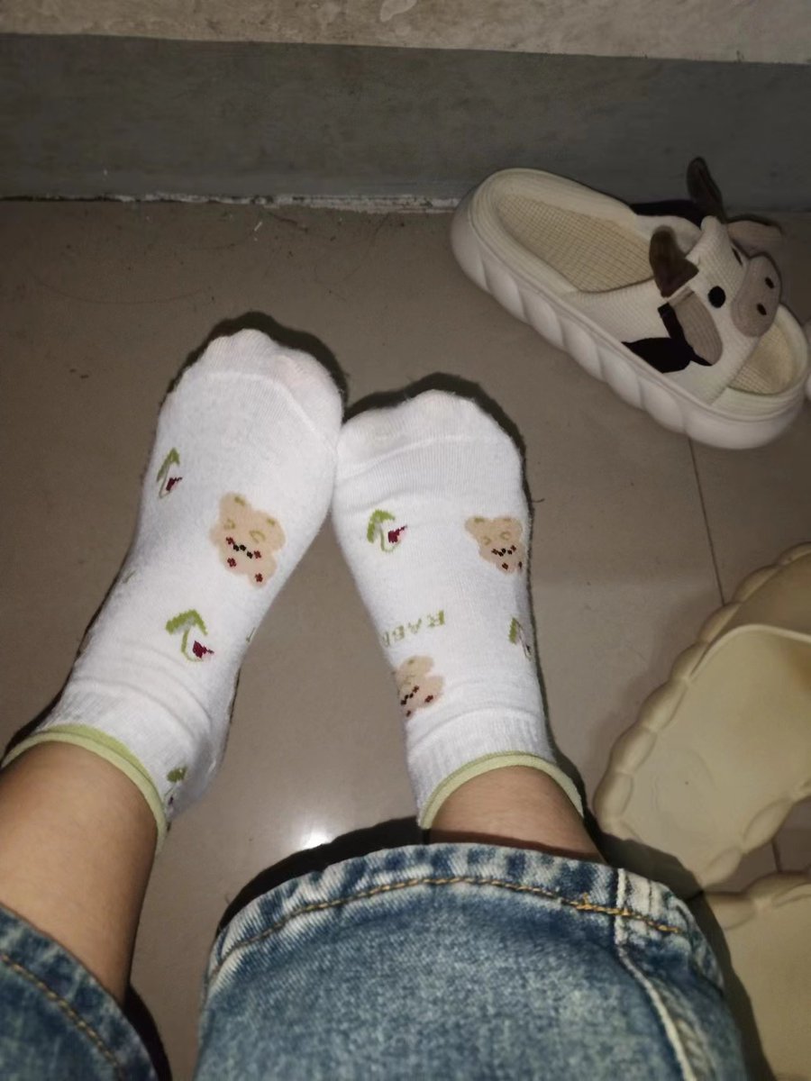 c74871's tweet photo. 可爱小白袜哥哥��喜欢嘛~
始终在坚持运动~
吮吸我的袜子吧，味道真的超级好呢~
点赞转发关注。抽一个哥哥送出白袜一双~🥳🥳🥳
最近开始做内裤了哦~有需要的哥哥联系我 https://t.co/Ee64d3MDF9
