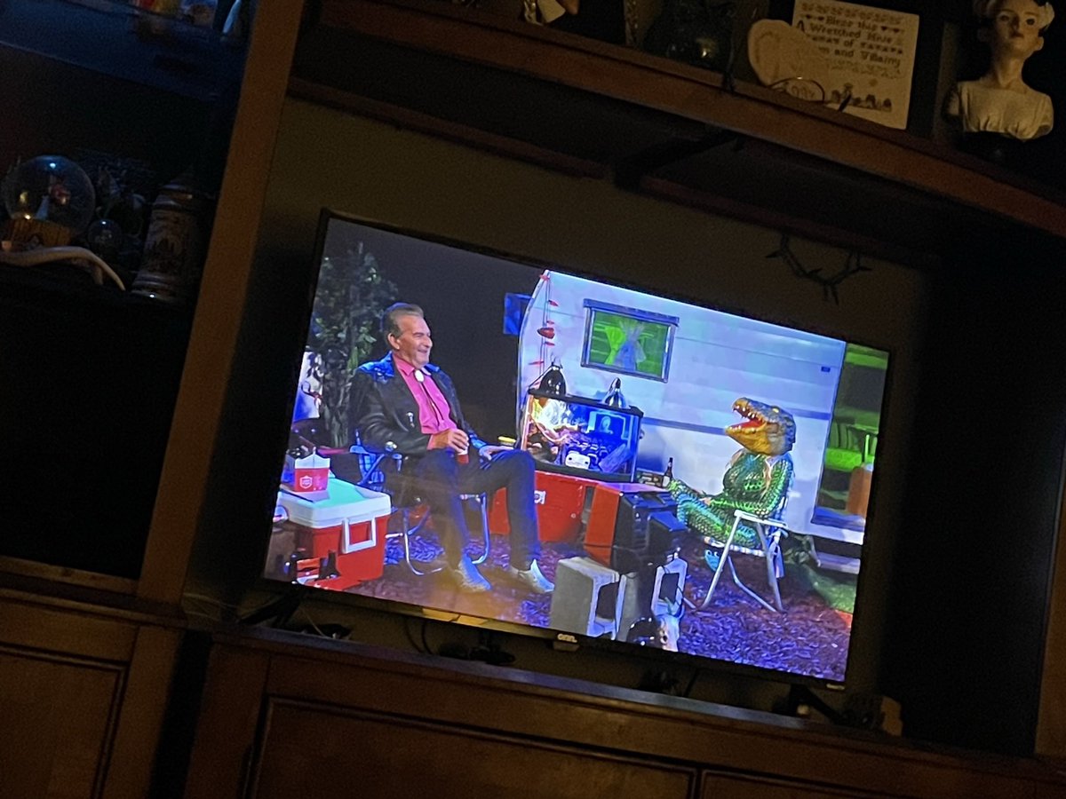 SpookEats's tweet photo. Why is @Shudder not working… people are missing THIS. 🐊 

#TheLastDriveIn #MutantFam @therealjoebob @kinky_horror @TheMutantFam https://t.co/5NY30TaD15
