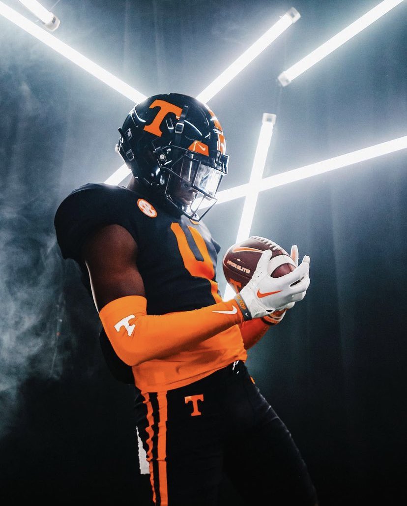 rockytopnow's tweet photo. Five-star WR target Mike Matthews has been predicted to Tennessee by 247 sports Steve WiltFong. 

Would be a huge addition for the #Vols 👀🍊 https://t.co/wx9ky46LVo