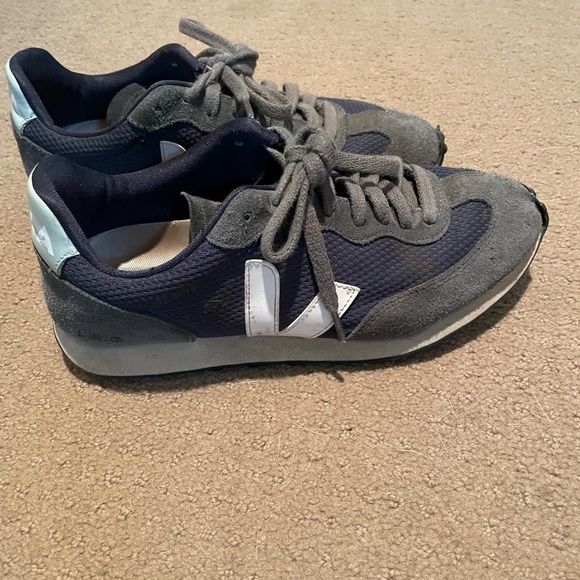 shopCeceliaB's tweet photo. So good I had to share! Check out all the items I'm loving on @Poshmarkapp #poshmark #fashion #style #shopmycloset #veja: https://t.co/VfLdnnmB6C https://t.co/sjYkolEu0u