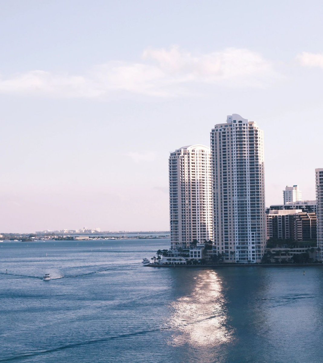 divaschap's tweet photo. It's a pleasure to see the beautiful sea and the majestic buildings https://t.co/jA1PHCmvJj