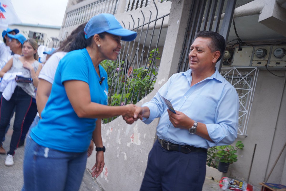 Alexandra_Arce's tweet photo. ¡Nuestro recorrido llegó al Cerro del Carmen! 🙌🏻
Escuchamos a cada ciudadano sobre las problemáticas que viven y al igual que todo el D3, la inseguridad es la que más aquejan.
Trabajaremos desde la Asamblea Nacional para que todos vivamos más seguros.
#MeeeeGusta 🐑 https://t.co/1C1aPiY0U4