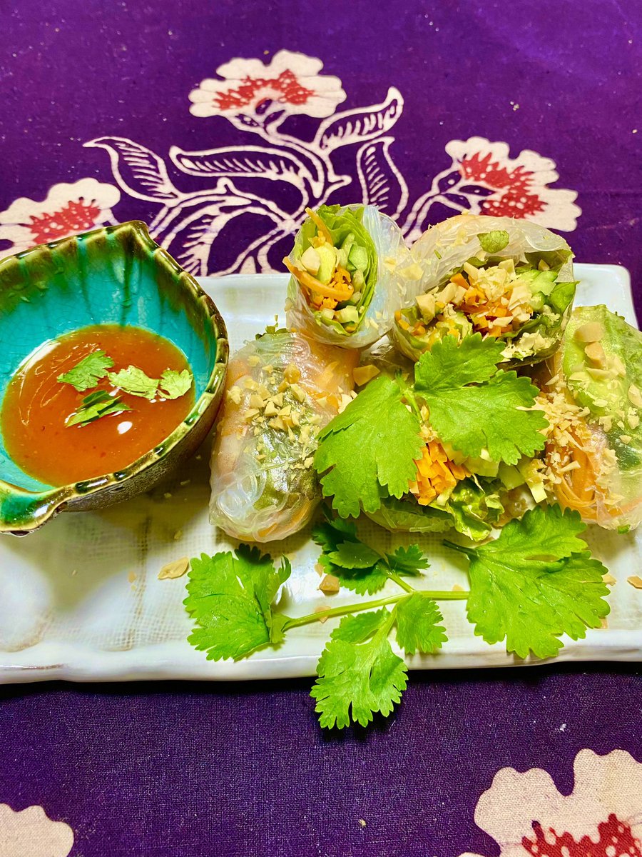 j_ai21's tweet photo. ③Thai steamed coconut pudding
(カノムトゥアイ)は
アイランドキッチン江の島・バイザシーさんのもの。美味しかった🥰
また行きたい次は5個以上は食べたい！「荒井佑輝お店でフォーク」最高！
①②自家製のもの☺️
#カノムトゥアイ
#Gỏicuốn（ゴイ・クオン)
#生春巻き
#Freshspringroll https://t.co/17yifcUJbV