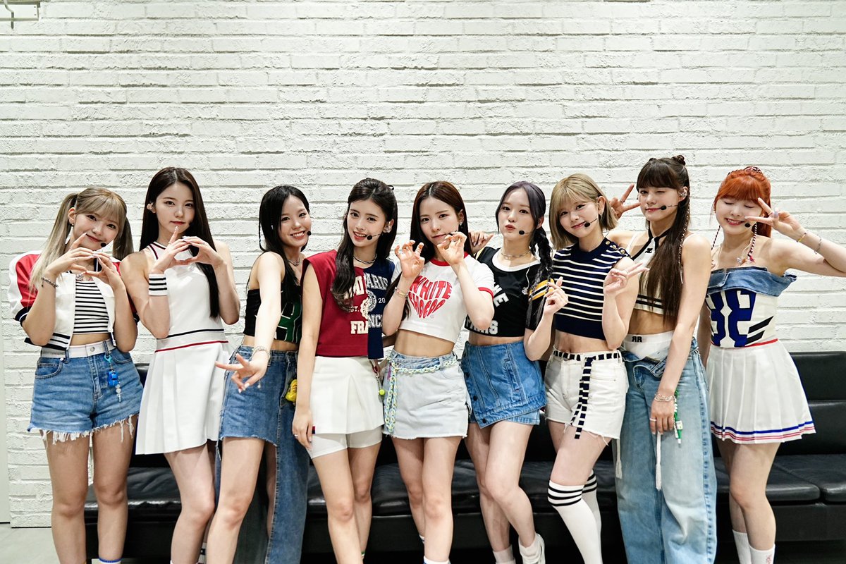 NiziU__official's tweet photo. 「バズリズム02」いかがでしたか？

約2年半ぶりにスタジオトークに出演させていただきました📱🔍

スタジオライブでは「COCONUT」と地上波初の「FESTA」をWithUの前で披露させていただきとっても楽しかったです🥥💖

｢#COCONUT｣M/Vはコチラ🏝️
▶︎ https://t.co/psBqmzEEnG

#NiziU #WithU https://t.co/Q3LzRB8tBE