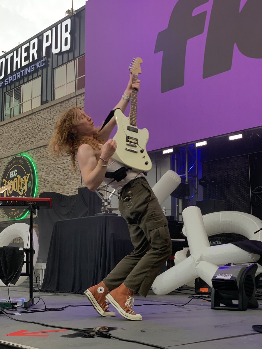 eternyeol's tweet photo. @flor @zachwgrace thank you for the show. I needed the good vibes💛 #kcliveblock https://t.co/NlaENY4OUa
