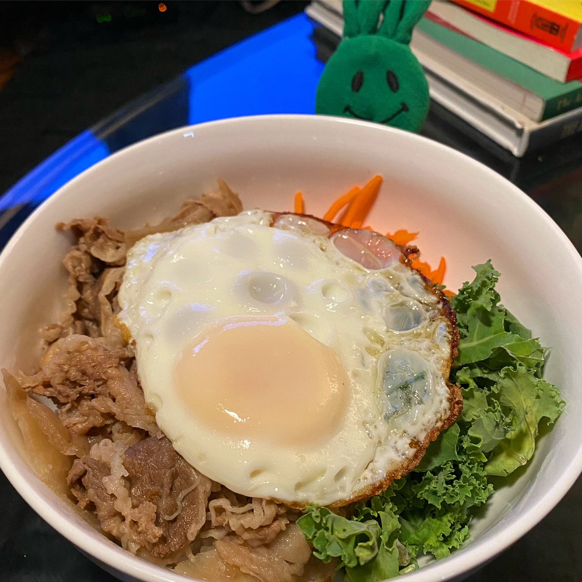 greenietravels's tweet photo. I fancied up my gyudon with this masterfully cooked egg #patsselfonback
.
.
.
#casagreenie #homechef #homecooking #semihomemade #yoshinoya #gyudon #beefbowl #perfectegg #bastedegg #tvdinner https://t.co/2RchdBvhrL