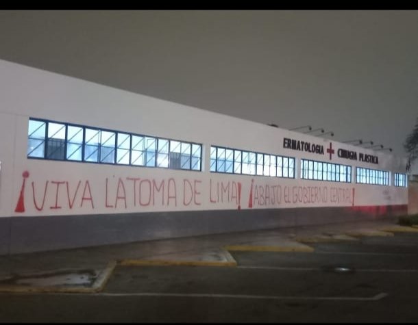 fusm1948's tweet photo. Esto ya no es protesta, es vandalismo.
Engañaron a los medios de comunicación haciéndoles creer que la toma era por el malestar de los conciertos pero ya dentro de la universidad muestran su verdadero rostro. https://t.co/TwN9MFKddN