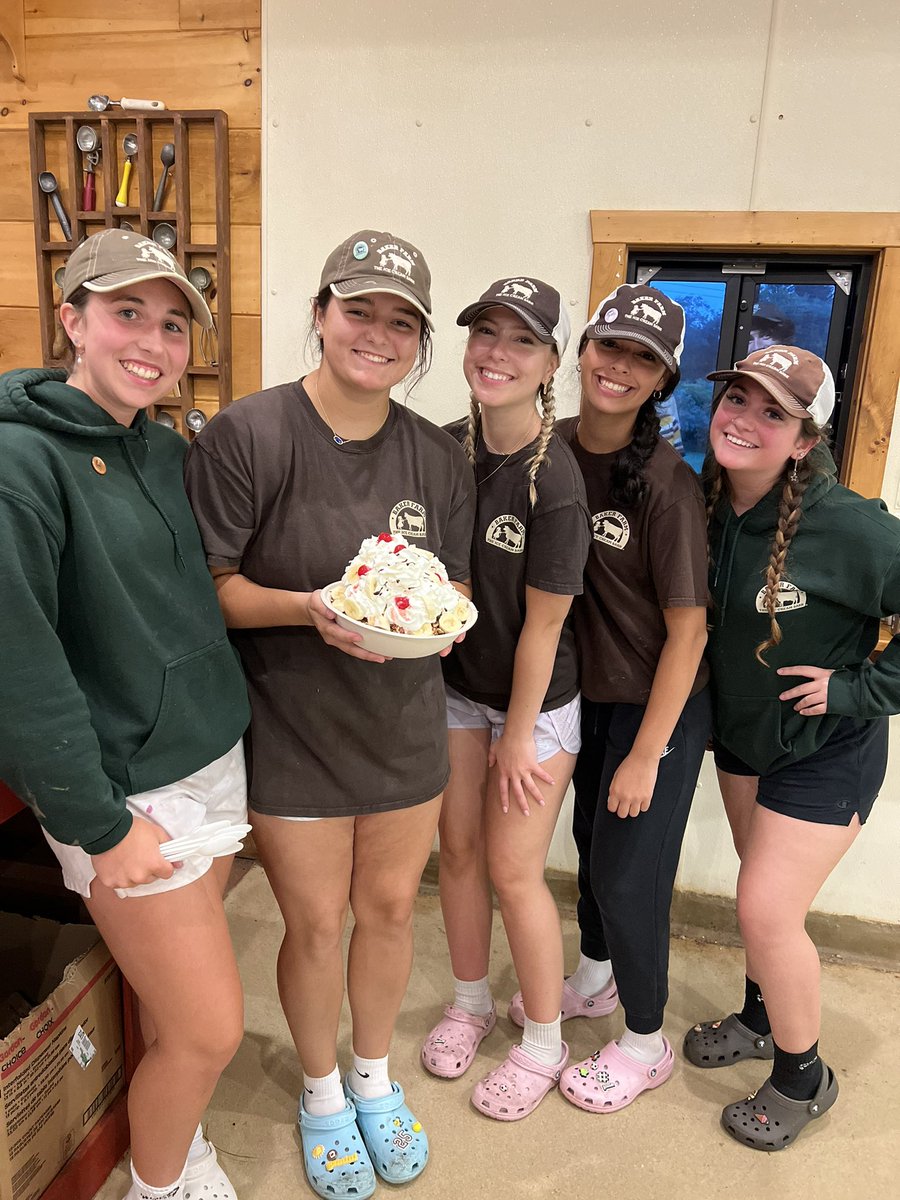 theicecreambarn's tweet photo. BARN LADIES take on the BAKER! #BARNLADIESxBAKER #FridayNightCrew #MegaSundae #EightScoops #Delicious #HopeYallLovedIt https://t.co/zWuHFgHVtS