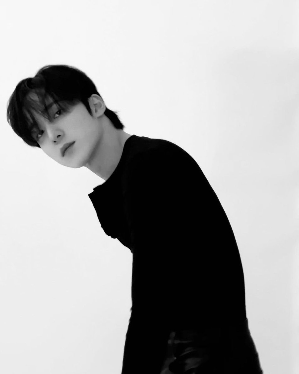 hcneys_hun's tweet photo. listen im so happy yunho is finally realising how hot he is but OH MY FUCKING GOD. MAKE IT STOP I CABT TAKE IT https://t.co/JoENSPHjb8