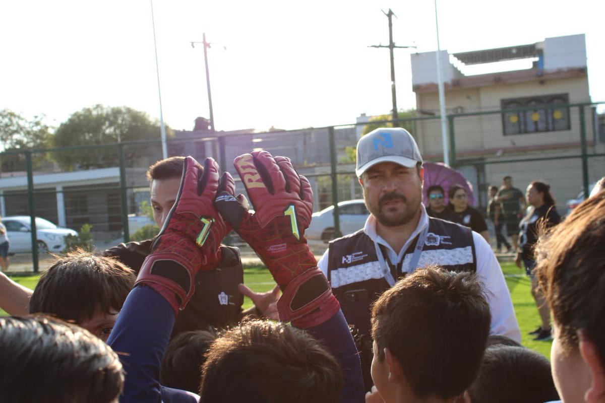 Esta semana llevamos a cabo la entrega de la rehabilitación de la cancha de futbol ubicada en la avenida Las Rocas y calle Acónito, en la colonia San Bernabé XIV, con la presencia de niñas, niños y adolescentes integrantes de diferentes equipos de futbol.