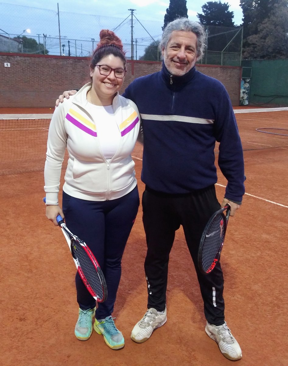 nicosofronas's tweet photo. Perseverancia! 💪 En el capitenismo se aprende muy rapido cuando habita en el alma #deportiva el voraz #deseo de mecanizar mas y mejor 😎 El anhelo de #LuanaMahecha se reanuda gracias a la tutoria atenta del instructor #MarceloDaRuos -participante de la maxima #categoria (A)- 🎾 https://t.co/XgztMZQQ9v