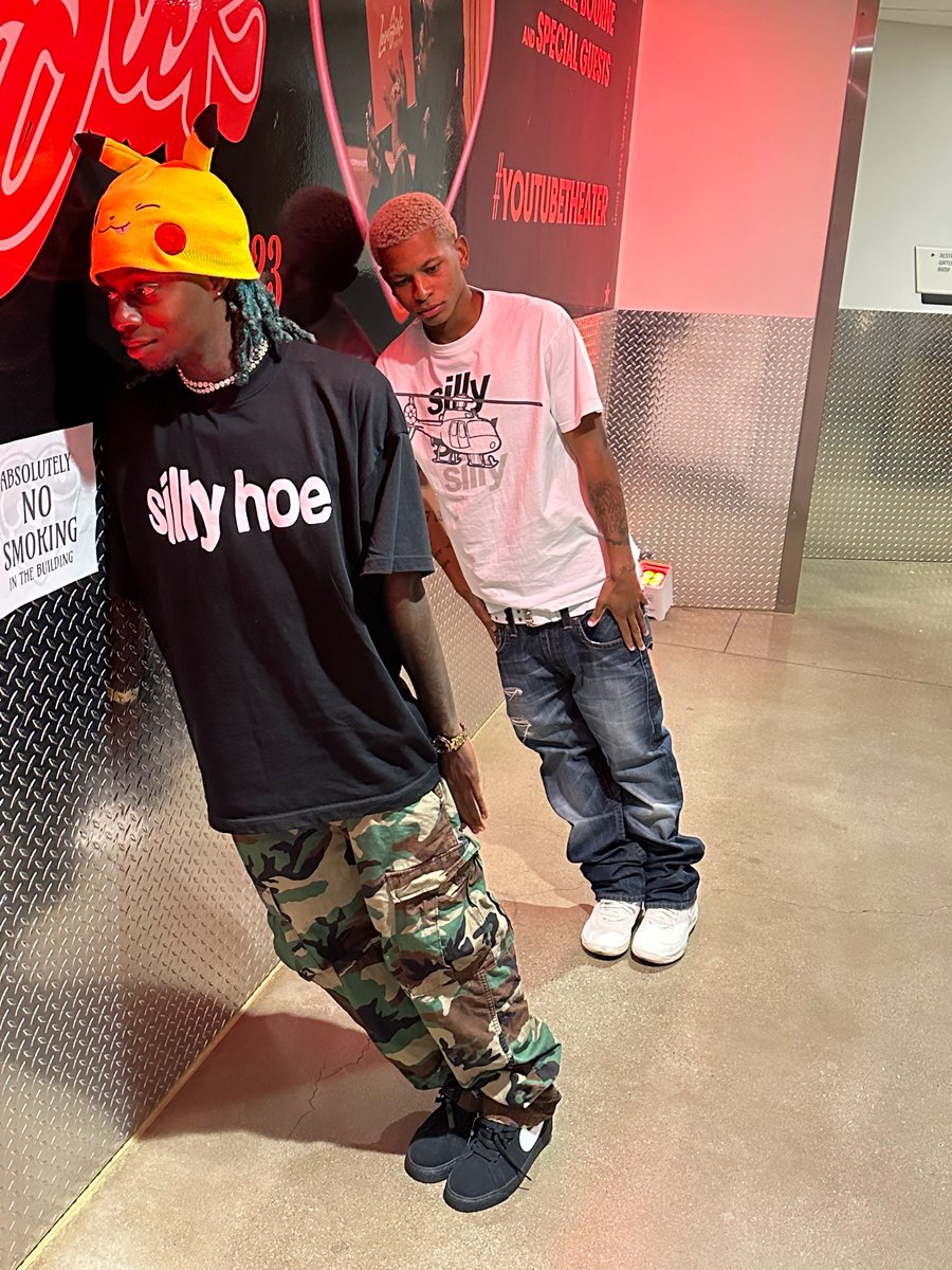 TisaKorean's tweet photo. We just be taking random ass pictures https://t.co/t4ht9agElV