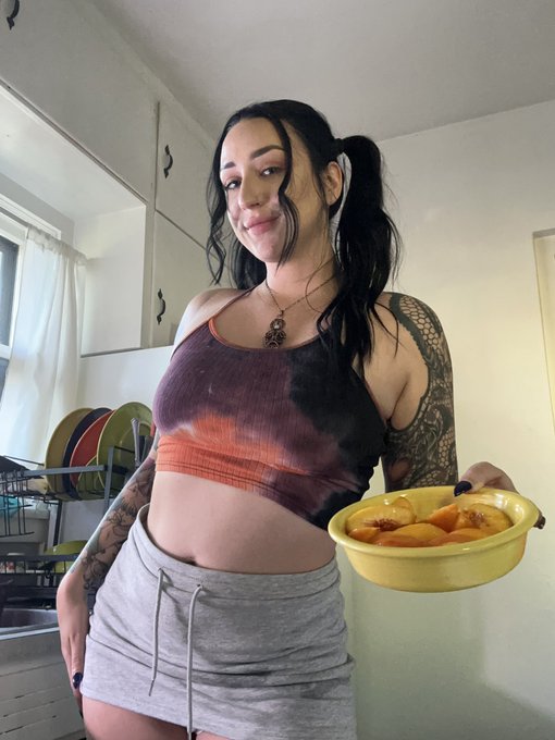 Do you guys eat your peaches with the skin on!??? I need a second opinion on this. https://t.co/sMFQ