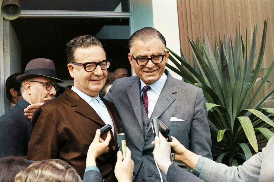 AUnidadPopular's tweet photo. Saludo de Radomiro Tomic a Salvador Allende, en su casa en Guardia Vieja 392, el 5 de septiembre de 1970, reconociendo Tomic el triunfo de Allende.
Fotografía del fondo CDI-Copesa (la cual está en internet). Original en B/N. Coloreada por Javier Duharte. 
#Chile #UnidadPopular https://t.co/9RYeQQ1W1D