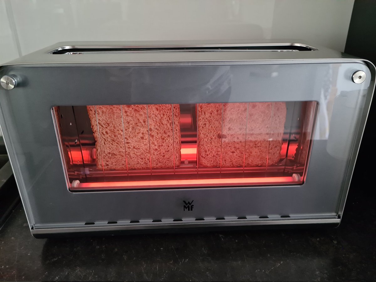 MrsLydiadeetz's tweet photo. Habe jetzt den schönsten Toaster der Welt und ihr solltet das wissen: https://t.co/Rlzxa3E0VZ