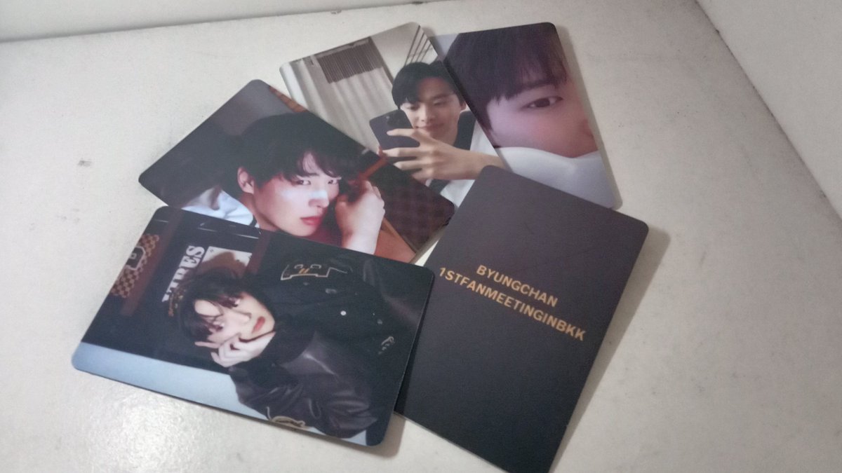 Kwankwan1992's tweet photo. มี PVC CARD บยองมาแจก นิดหน่อยนะคะ แวะมารับได้เลยค่ะ อยู่หน้าหอประชุม ตรงรถสีน้ำเงิน #ByungChan1stFanmeetinginBKK
 #18Mayรีวิว https://t.co/YpR7s2QBnw