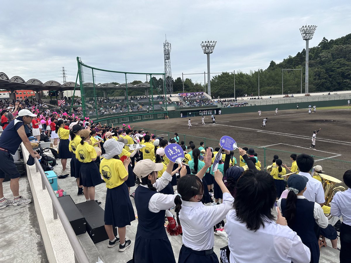 03chibatvhsspo's tweet photo. 成田大谷津球場
#佐倉 の応援席は、ピンクや紫、赤などさまざまな色で彩られています！

#この夏に熱響を #千葉県 #高校野球 https://t.co/mZmEWcxTih